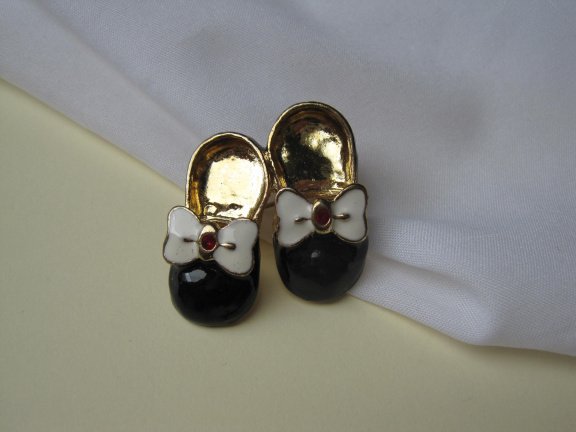 Broche goudkleurig zwart wit emaille schoentjes met vlinderstrik 3.1x3.1 cm - Afbeelding 8