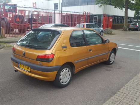 Peugeot 306 - 1 jaar apk 1.4 XN koopje - 1