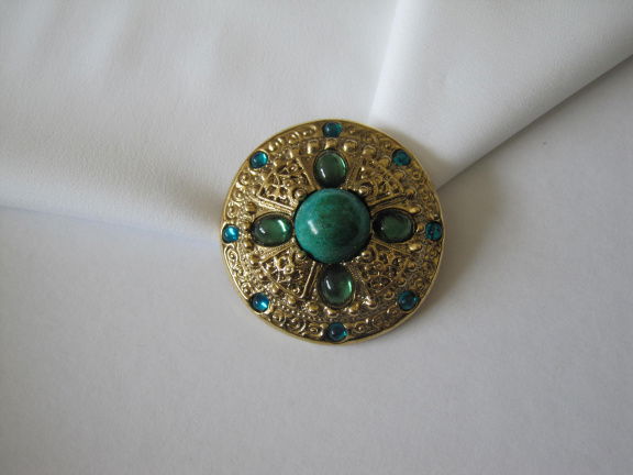Broche 1928 jewelry compagny goudkleurig celtic stijl met groene cabochons 4.3 cm. - nr. 1