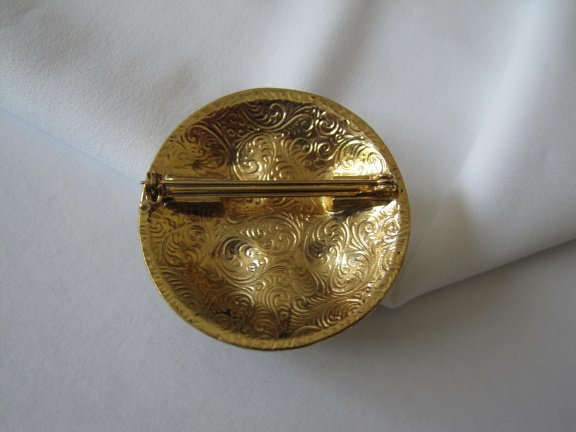 Broche 1928 jewelry compagny goudkleurig celtic stijl met groene cabochons 4.3 cm. - Afbeelding 3