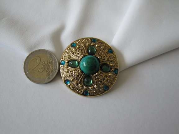 Broche 1928 jewelry compagny goudkleurig celtic stijl met groene cabochons 4.3 cm. - Afbeelding 4