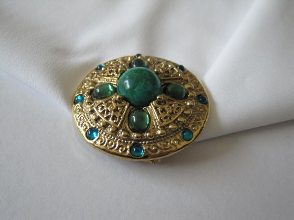 Broche 1928 jewelry compagny goudkleurig celtic stijl met groene cabochons 4.3 cm. - Afbeelding 5