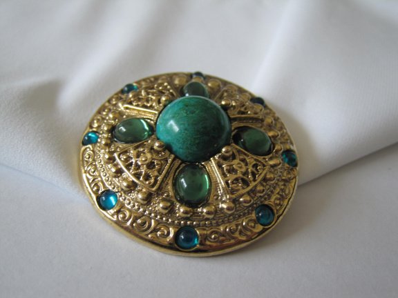 Broche 1928 jewelry compagny goudkleurig celtic stijl met groene cabochons 4.3 cm. - Afbeelding 6