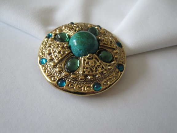 Broche 1928 jewelry compagny goudkleurig celtic stijl met groene cabochons 4.3 cm. - Afbeelding 7
