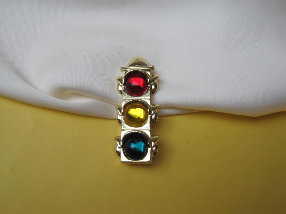 Broche AJC goudkleurig stoplicht met rood geel groene kunststof cabochons 5.2x2.1 cm. - nr. 1