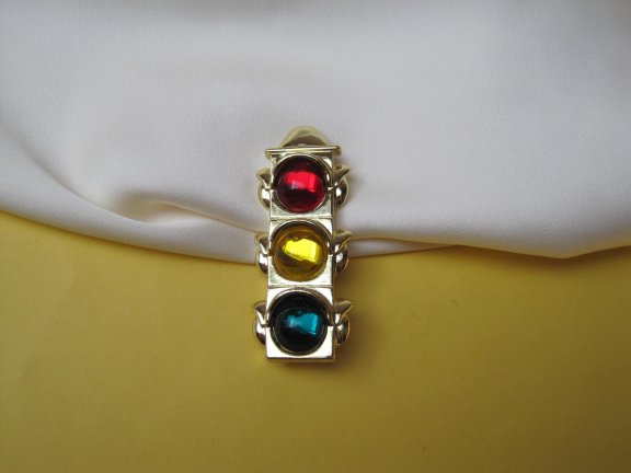 Broche AJC goudkleurig stoplicht met rood geel groene kunststof cabochons 5.2x2.1 cm. - Afbeelding 2
