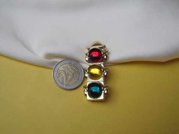 Broche AJC goudkleurig stoplicht met rood geel groene kunststof cabochons 5.2x2.1 cm. - Afbeelding 5