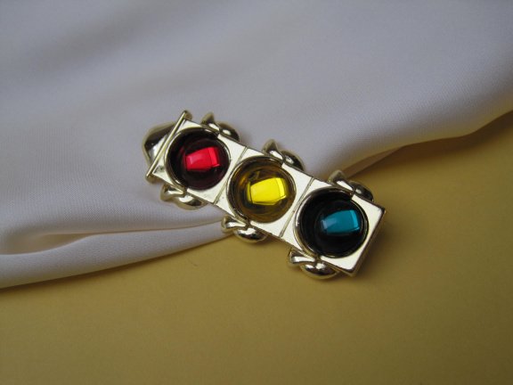 Broche AJC goudkleurig stoplicht met rood geel groene kunststof cabochons 5.2x2.1 cm. - Afbeelding 6