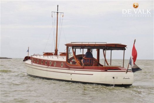 Classic Saloon Boat - 8