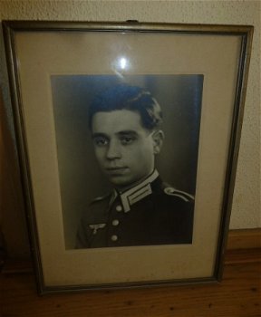 Ingelijste foto van een Onder Officier Wehrmacht in Waffenrock -eind 30er jaren - 1