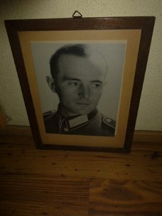 Ingelijste foto van Wehrmacht soldaat in Waffenrock  eind 30er jaren