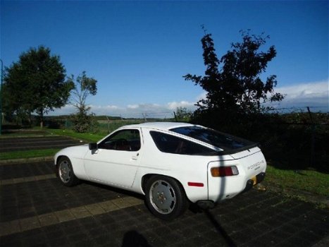 Porsche 928 - 