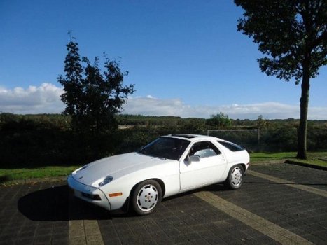 Porsche 928 - 