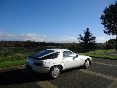 Porsche 928 - 