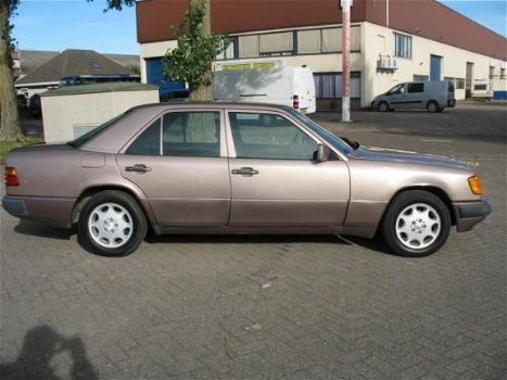 Mercedes-Benz 200-serie - W124 200 E Bieden - 1