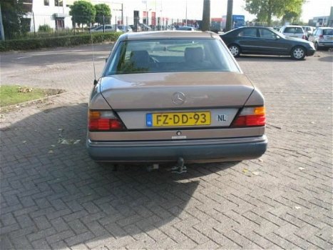 Mercedes-Benz 200-serie - W124 200 E Bieden - 1