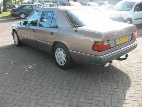 Mercedes-Benz 200-serie - W124 200 E Bieden - 1