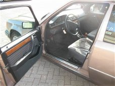 Mercedes-Benz 200-serie - W124 200 E Bieden