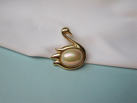 Broche goudkleurige zwaan met parelmoerkleurige cabochon 3.6x3.0 cm. - nr. 1