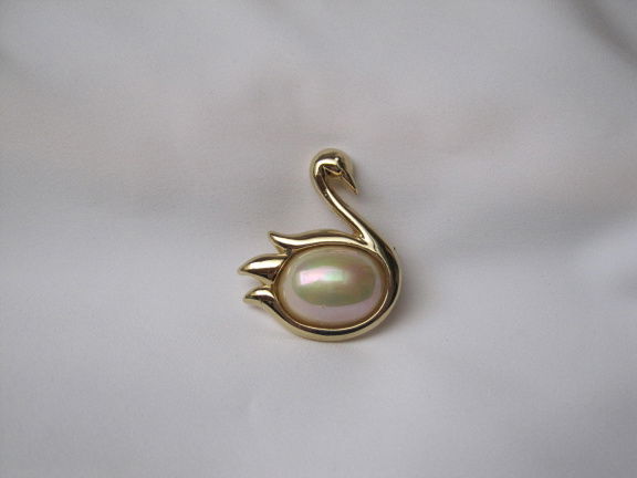 Broche goudkleurige zwaan met parelmoerkleurige cabochon 3.6x3.0 cm. - Afbeelding 3