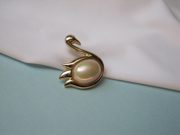 Broche goudkleurige zwaan met parelmoerkleurige cabochon 3.6x3.0 cm. - Afbeelding 4