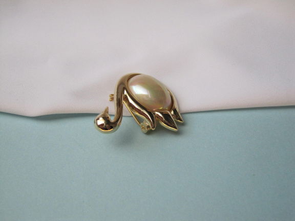 Broche goudkleurige zwaan met parelmoerkleurige cabochon 3.6x3.0 cm. - Afbeelding 6