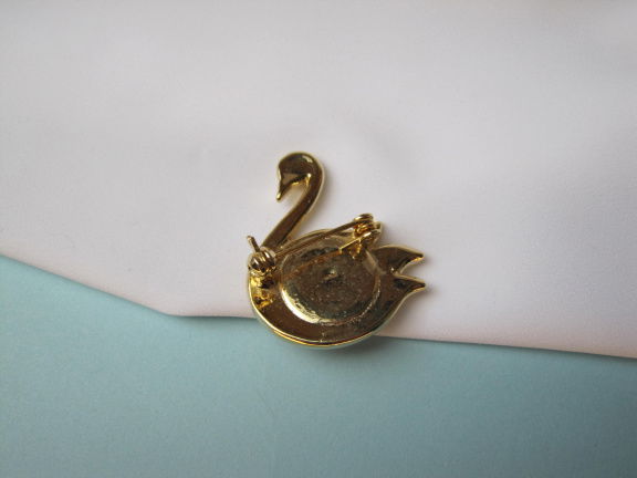 Broche goudkleurige zwaan met parelmoerkleurige cabochon 3.6x3.0 cm. - Afbeelding 2