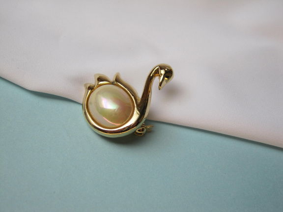 Broche goudkleurige zwaan met parelmoerkleurige cabochon 3.6x3.0 cm. - Afbeelding 7