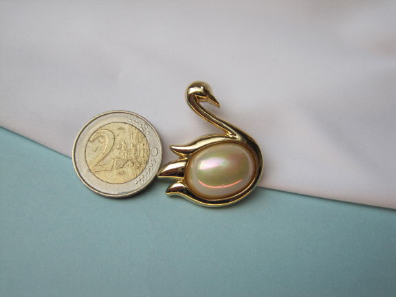 Broche goudkleurige zwaan met parelmoerkleurige cabochon 3.6x3.0 cm. - Afbeelding 5