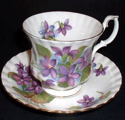 kop en schotel van Royal Albert ....Purple Violet groot model - 1