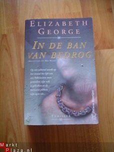 In de ban van bedrog door Elizabeth George