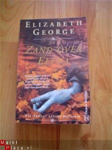 Zand over Elena door Elizabeth George