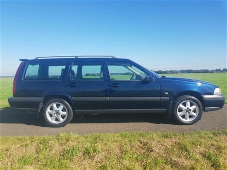 Volvo V70 Cross Country - XC 2.5 T AWD Luxury NETTE STAAT NW APK - 1
