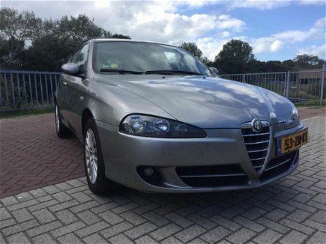 Alfa Romeo 147 - 1.6 T.Spark Collezione 5drs, airco, leer, trekhaak - 1