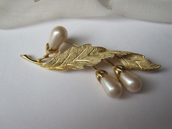 Broche goudkleurig verguld bladmodel met parelmoerkleurige bloemknoppen 8.4x2.8 cm - nr. 1
