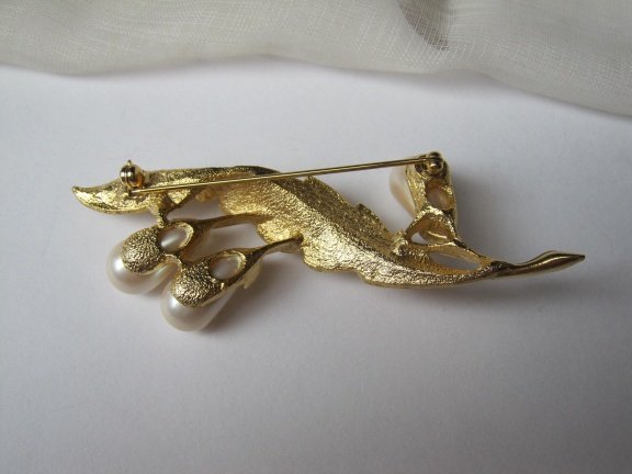 Broche goudkleurig verguld bladmodel met parelmoerkleurige bloemknoppen 8.4x2.8 cm - Afbeelding 3