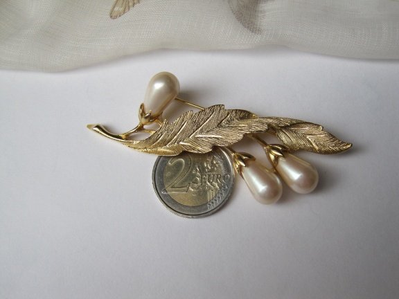 Broche goudkleurig verguld bladmodel met parelmoerkleurige bloemknoppen 8.4x2.8 cm - Afbeelding 4