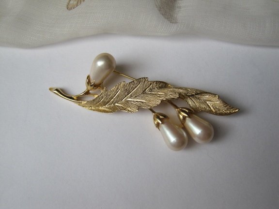 Broche goudkleurig verguld bladmodel met parelmoerkleurige bloemknoppen 8.4x2.8 cm - Afbeelding 5