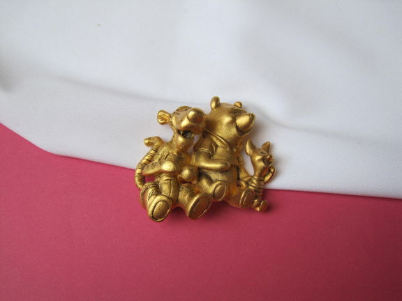 Broche Disney goudkleurig Winnie de Poeh beer met Knorretje en tijgetje 3.8x3.2 cm. - nr. 1