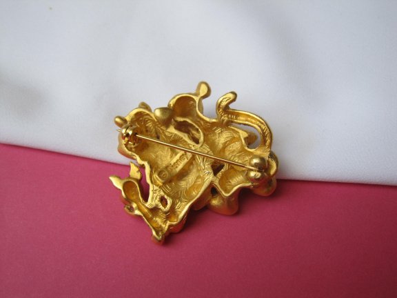 Broche Disney goudkleurig Winnie de Poeh beer met Knorretje en tijgetje 3.8x3.2 cm. - Afbeelding 2