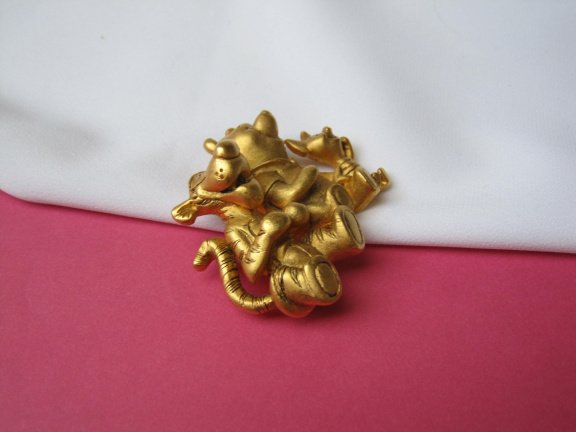 Broche Disney goudkleurig Winnie de Poeh beer met Knorretje en tijgetje 3.8x3.2 cm. - Afbeelding 3