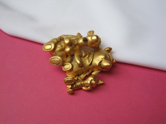 Broche Disney goudkleurig Winnie de Poeh beer met Knorretje en tijgetje 3.8x3.2 cm. - Afbeelding 4
