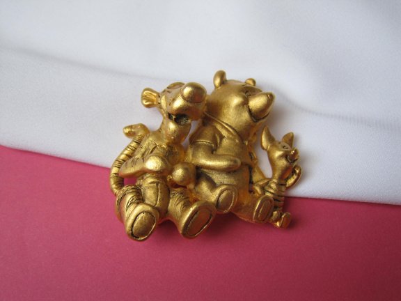 Broche Disney goudkleurig Winnie de Poeh beer met Knorretje en tijgetje 3.8x3.2 cm. - Afbeelding 6