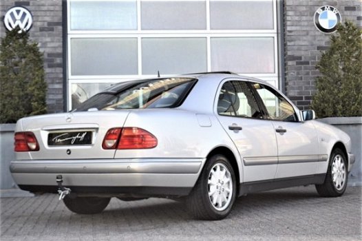 Mercedes-Benz E-klasse - UNIEKE 420 V8 ELEGANCE AUT. 68.000KM GEHEEL IN NIEUWSTAAT - 1