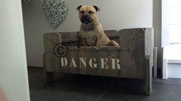 Stoere hondenmand van steigerhout, model Danger. - nr. 1