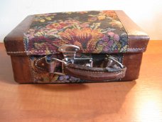 Een mooi antiek klein kinder-koffertje van leer en gobelin uit Frankrijk uit de jaren 20/30...
