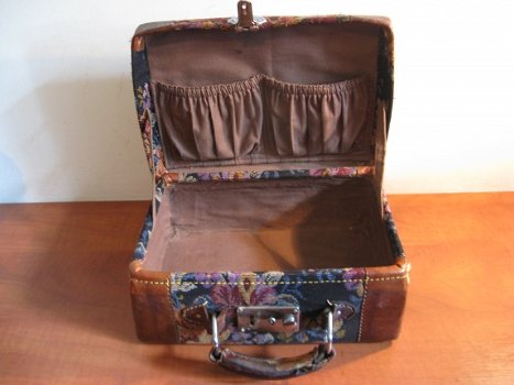 Een mooi antiek klein kinder-koffertje van leer en gobelin uit Frankrijk uit de jaren 20/30... - 2