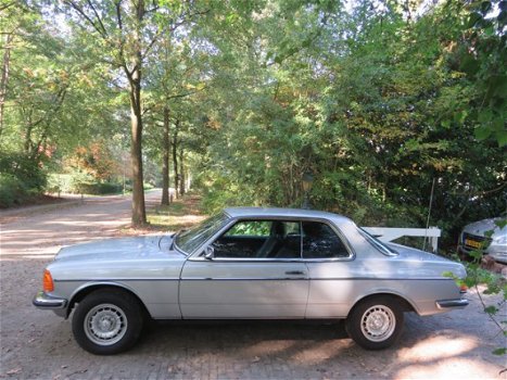 Mercedes-Benz 200-280 (W123) - 230 CE , Elegance, Topstaat, 100% origeneel en aantoonbare km. - 1