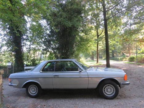 Mercedes-Benz 200-280 (W123) - 230 CE , Elegance, Topstaat, 100% origeneel en aantoonbare km. - 1