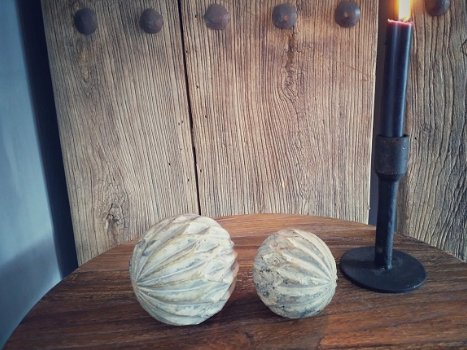 Set van 2 stenen bollen landelijke decoratie - 1